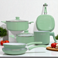 Juego de 8 piezas Lotus Home Collection en color verde con tapas de vidrio y revestimiento antiadherente.