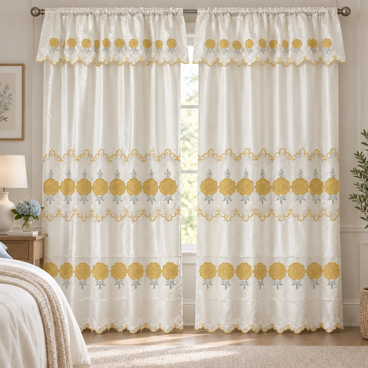 Par de cortinas bordadas satinadas con cenefa, fondo cream con bordado dorado – en un dormitorio