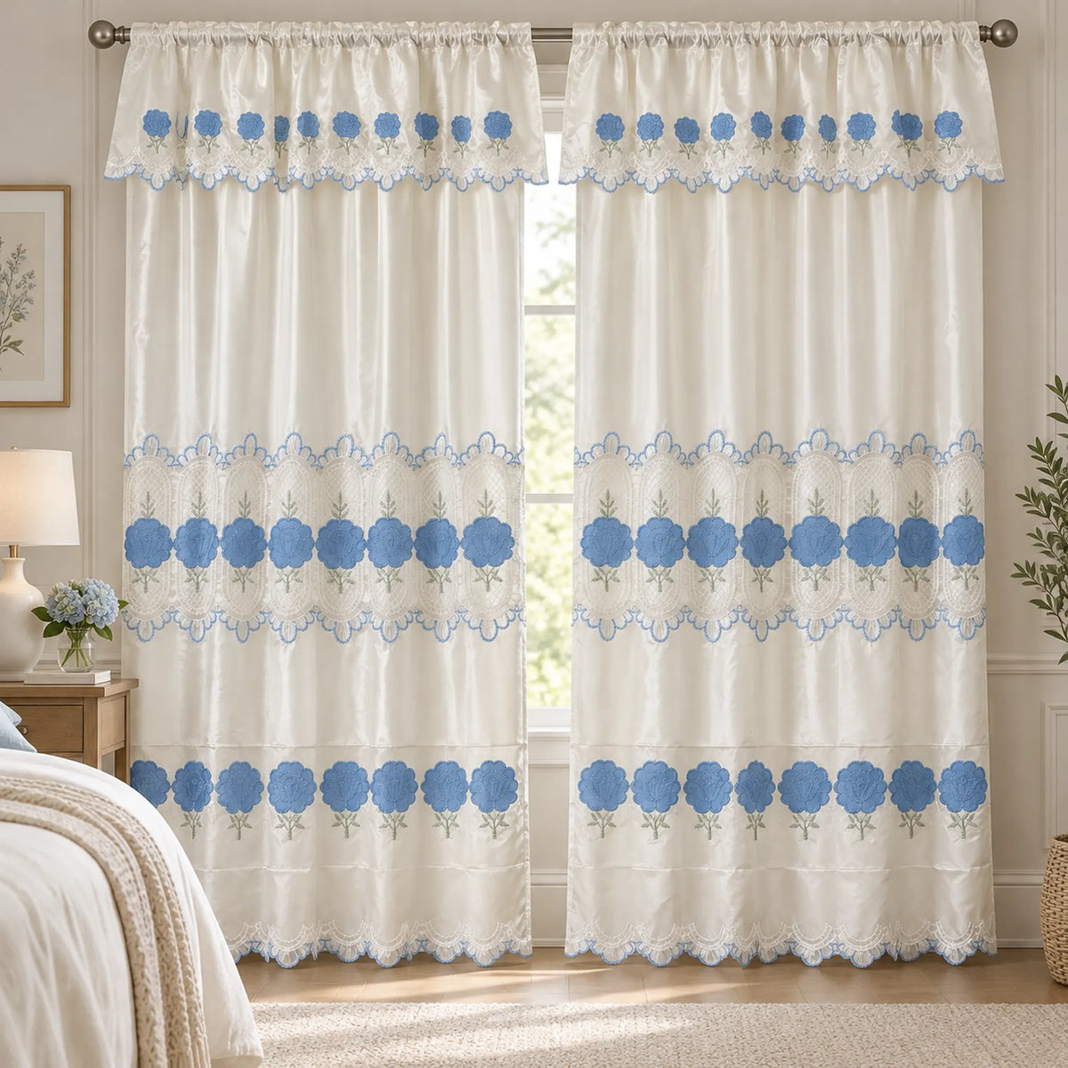 Par de cortinas bordadas satinadas con cenefa, fondo cream con bordado azul cielo – en un dormitorio