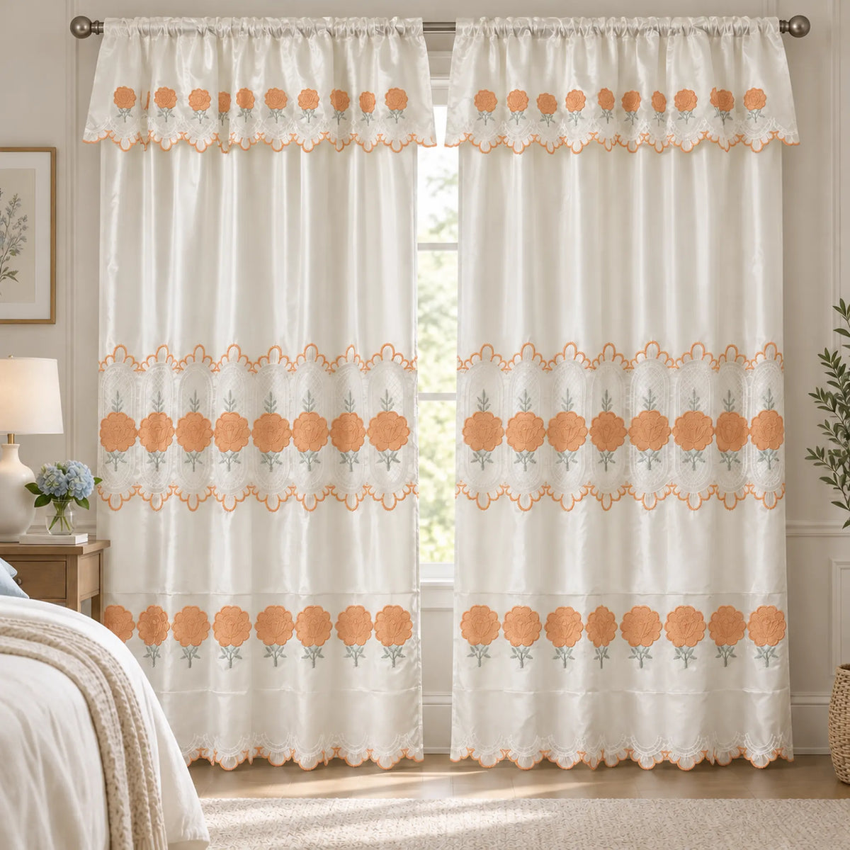 Par de cortinas bordadas satinadas con cenefa, fondo cream con bordado naranja coral – en un dormitorio