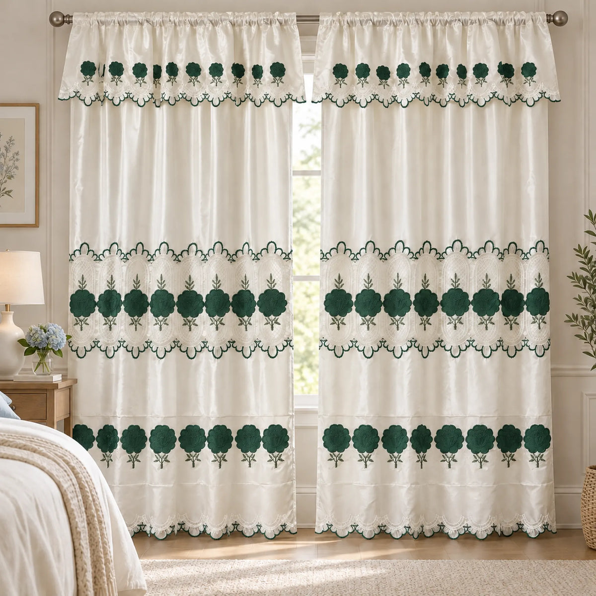 Par de cortinas bordadas satinadas con cenefa, fondo cream con bordado verde esmeralda – en un dormitorio