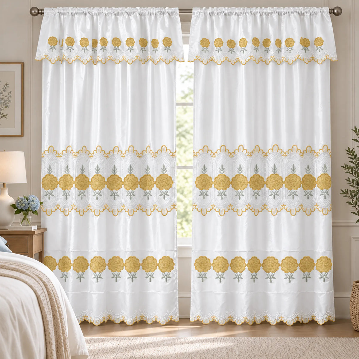 Par de cortinas blancas bordadas satinadas con cenefa, bordado dorado – en un dormitorio
