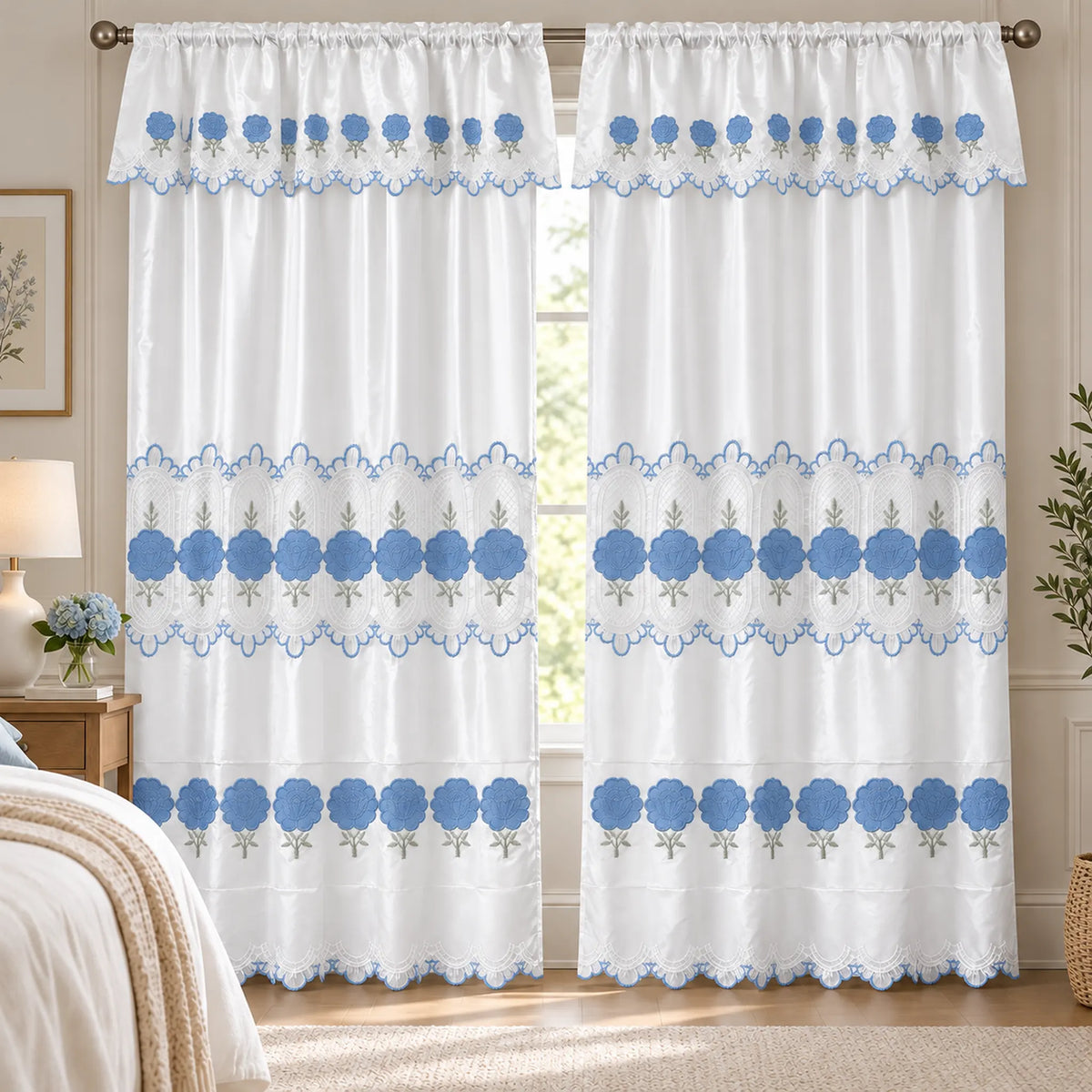 Par de cortinas blancas bordadas satinadas con cenefa, bordado azul cielo – en un dormitorio