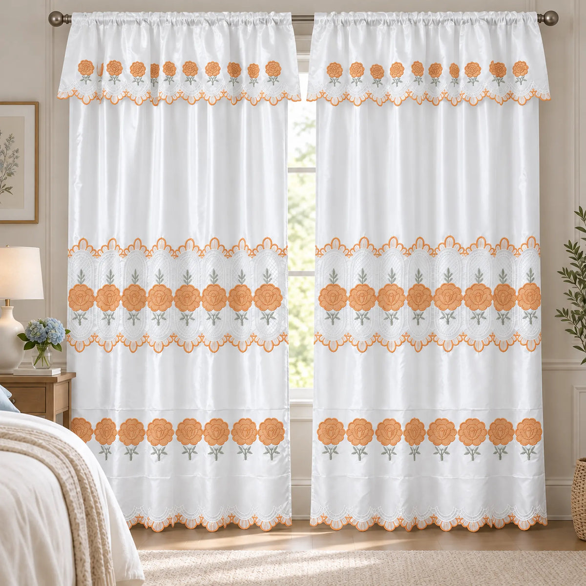 Par de cortinas blancas bordadas satinadas con cenefa, bordado naranja coral – en un dormitorio