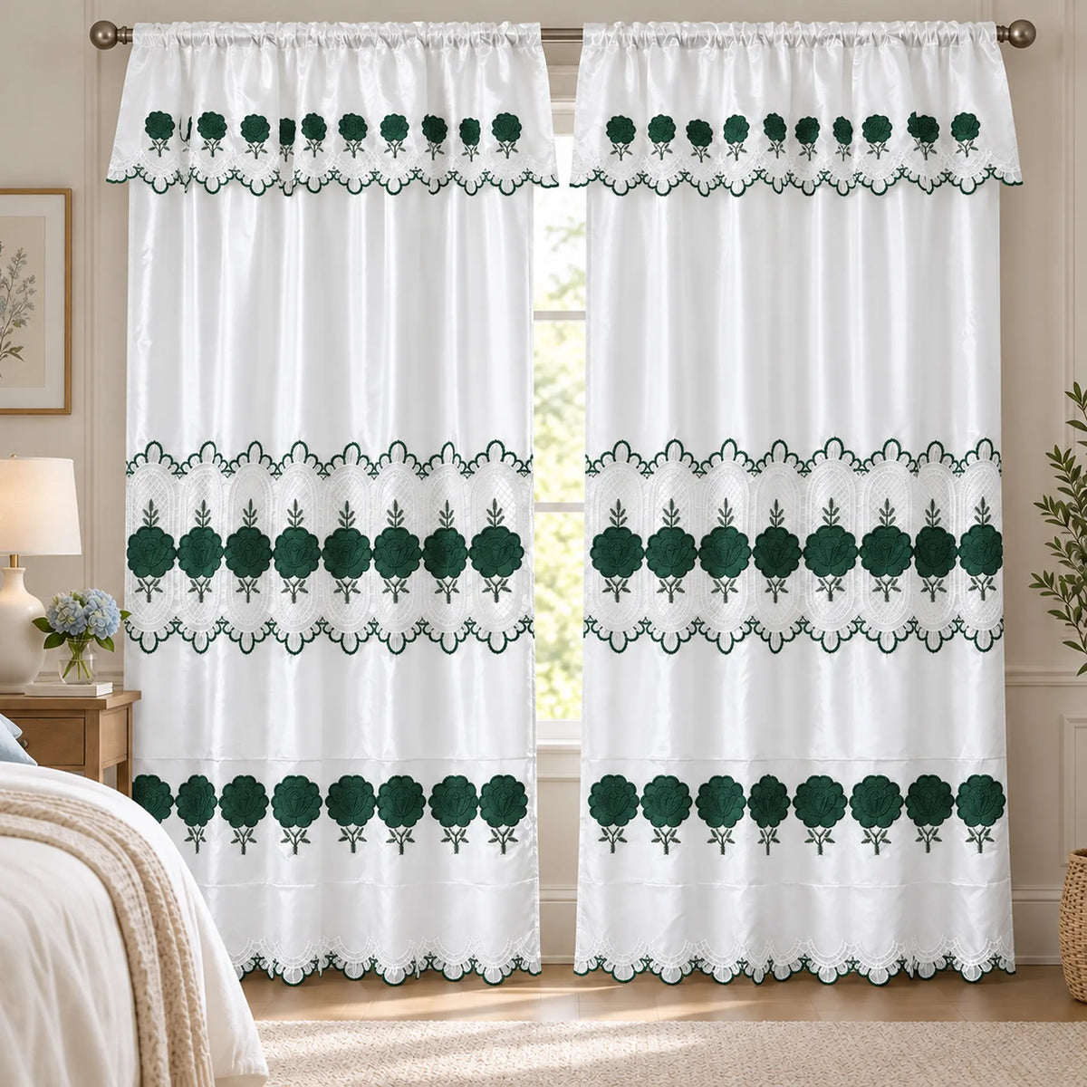Par de cortinas blancas bordadas satinadas con cenefa, bordado verde esmeralda – en un dormitorio