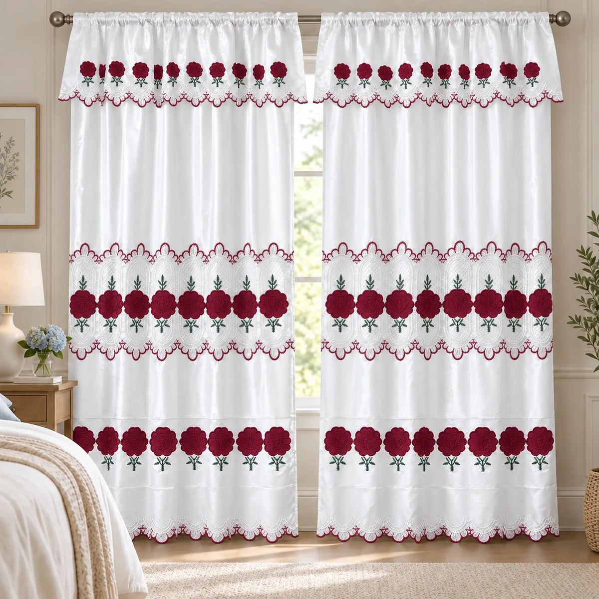 Par de cortinas blancas bordadas satinadas con cenefa, bordado rojo vino – en un dormitorio