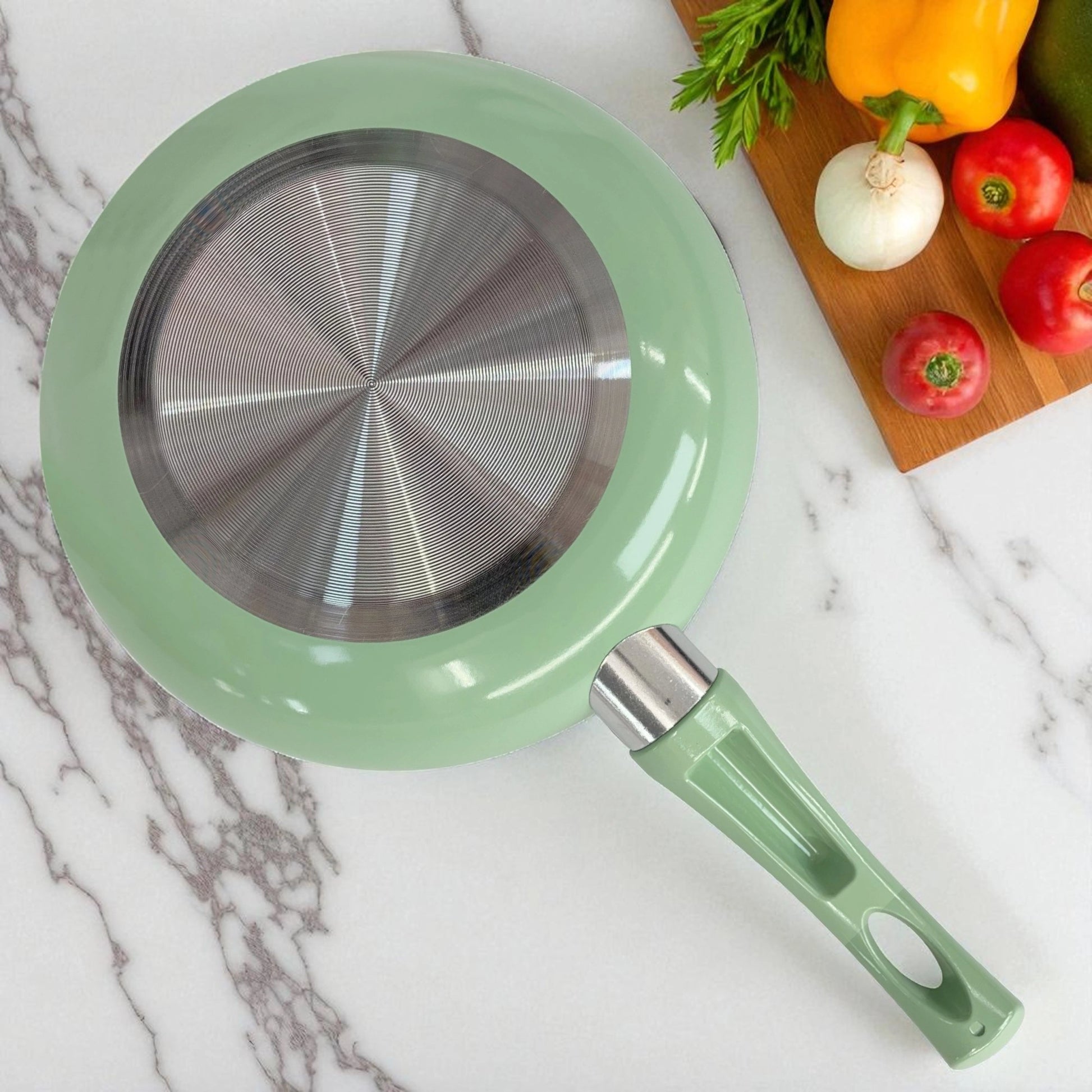 Base de sartén verde con recubrimiento metálico apto para inducción, diseño moderno de Lotus Home Collection.