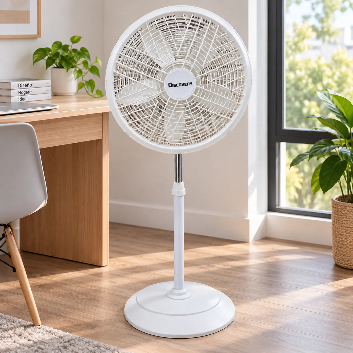 Ventilador de pedestal blanco de 18 pulgadas – en una oficina