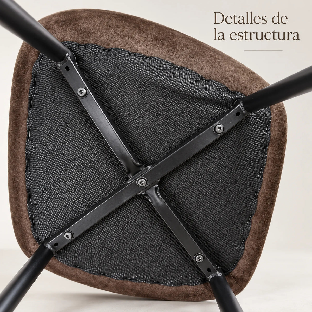 Detalle de las uniones atornilladas bajo el asiento de la silla Beneli chocolate