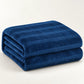 Frazada full azul marino de 180 x 220 cm con rayas en relieve – doblada