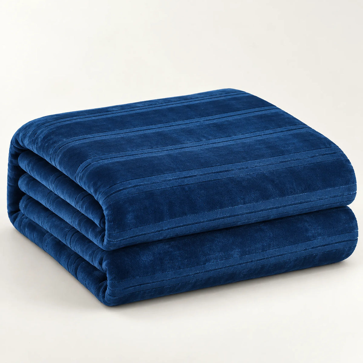 Frazada full azul marino de 180 x 220 cm con rayas en relieve – doblada