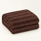 Frazada full chocolate de 180 x 220 cm con rayas en relieve – doblada