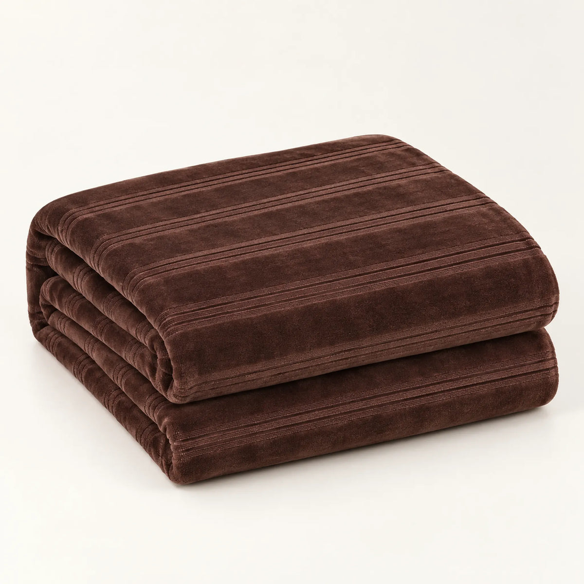 Frazada full chocolate de 180 x 220 cm con rayas en relieve – doblada
