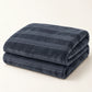 Frazada full gris de 180 x 220 cm con rayas en relieve – doblada