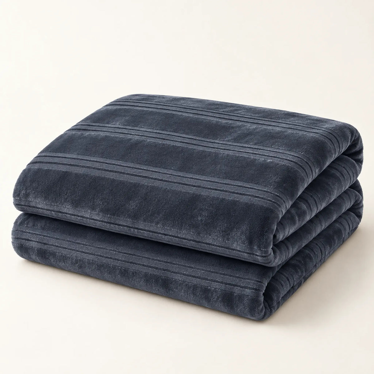 Frazada full gris de 180 x 220 cm con rayas en relieve – doblada