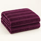 Frazada full morado de 180 x 220 cm con rayas en relieve – doblada