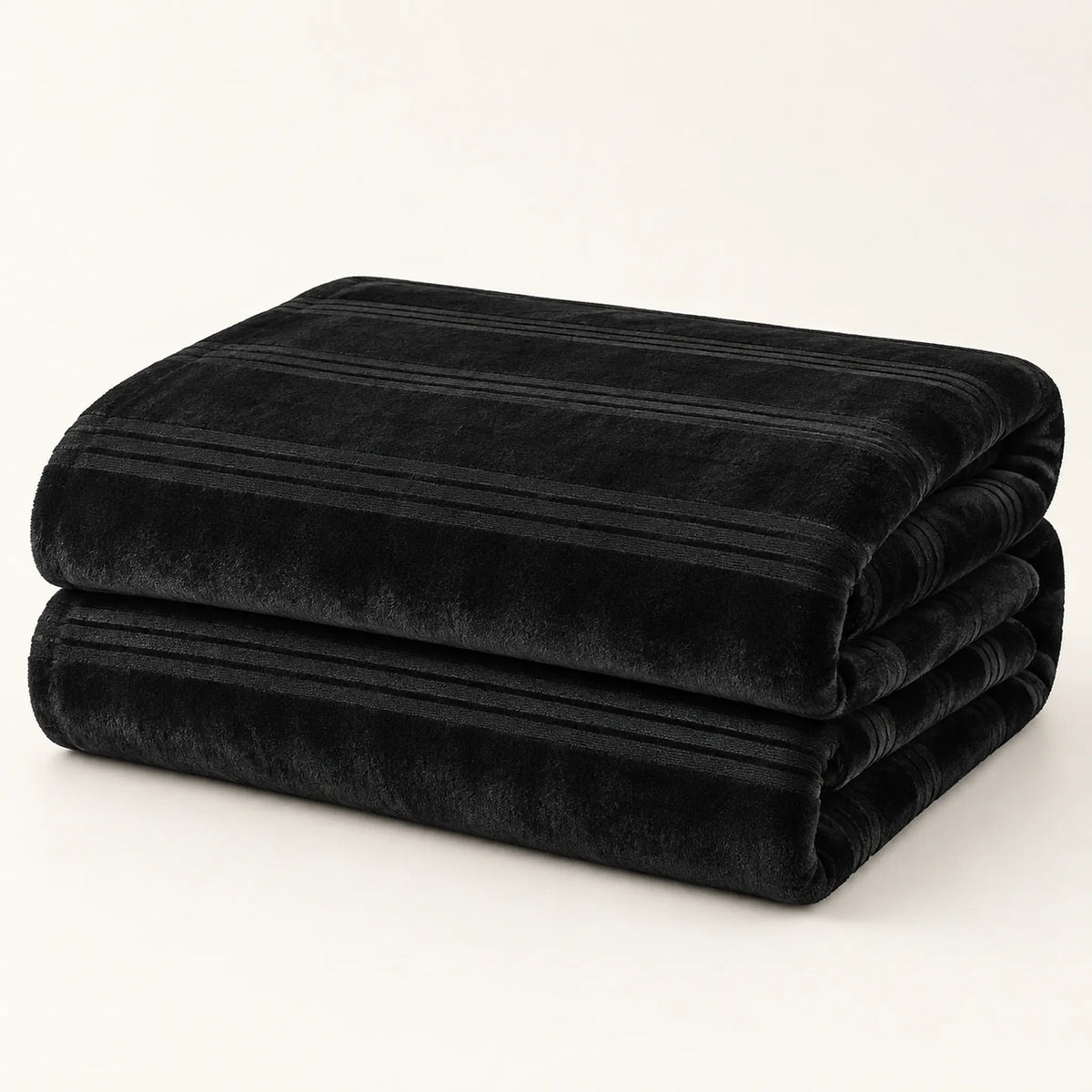 Frazada full negra de 180 x 220 cm con rayas en relieve – doblada
