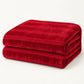 Frazada full roja de 180 x 220 cm con rayas en relieve – doblada