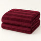 Frazada full color vino de 180 x 220 cm con rayas en relieve – doblada