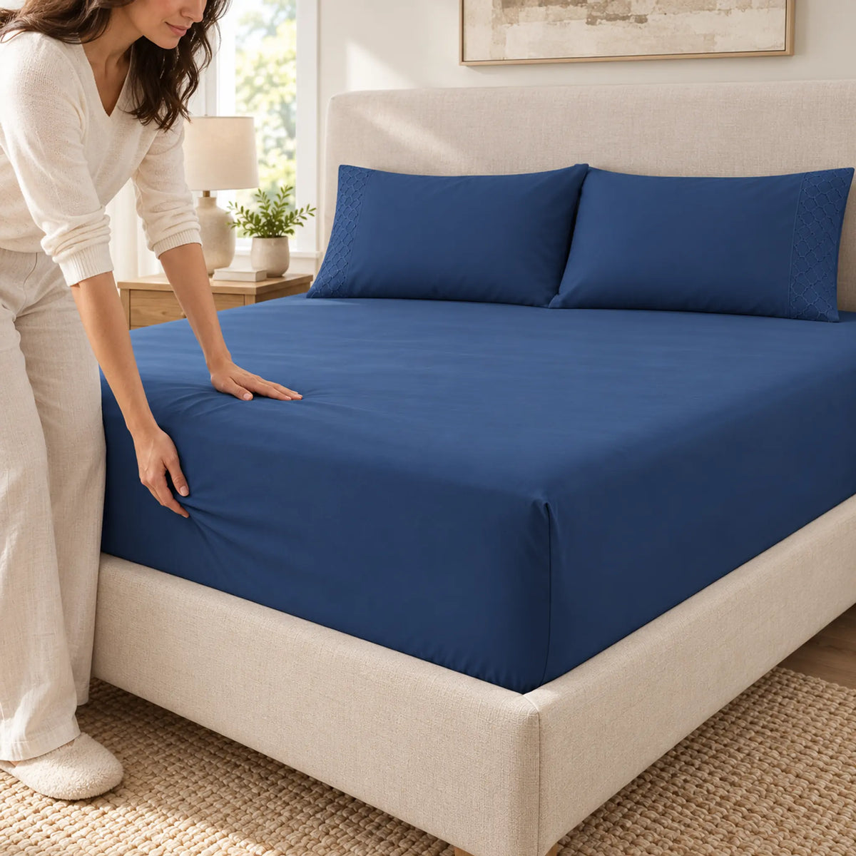 Forro ajustable liso con 2 sobrefundas bordadas, color Azul Navy – uso diario