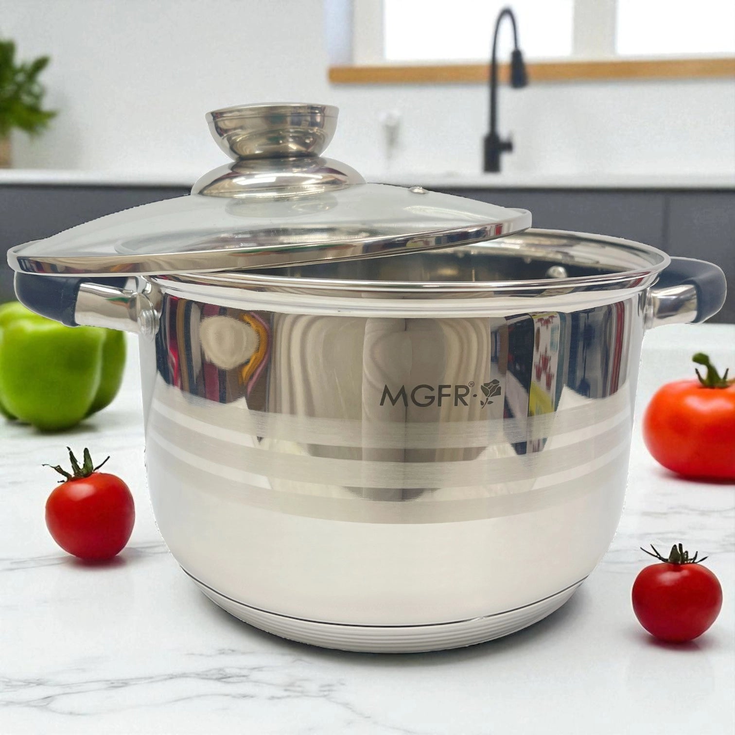 11-olla-acero-inoxidable-mgfr-tapa-vidrio-frontal-cocina-fondo-blanco-26cm.webp
Olla de acero inoxidable MGFR con tapa de vidrio ligeramente inclinada, sobre encimera blanca en cocina moderna, decorada con tomates cherry y hojas frescas