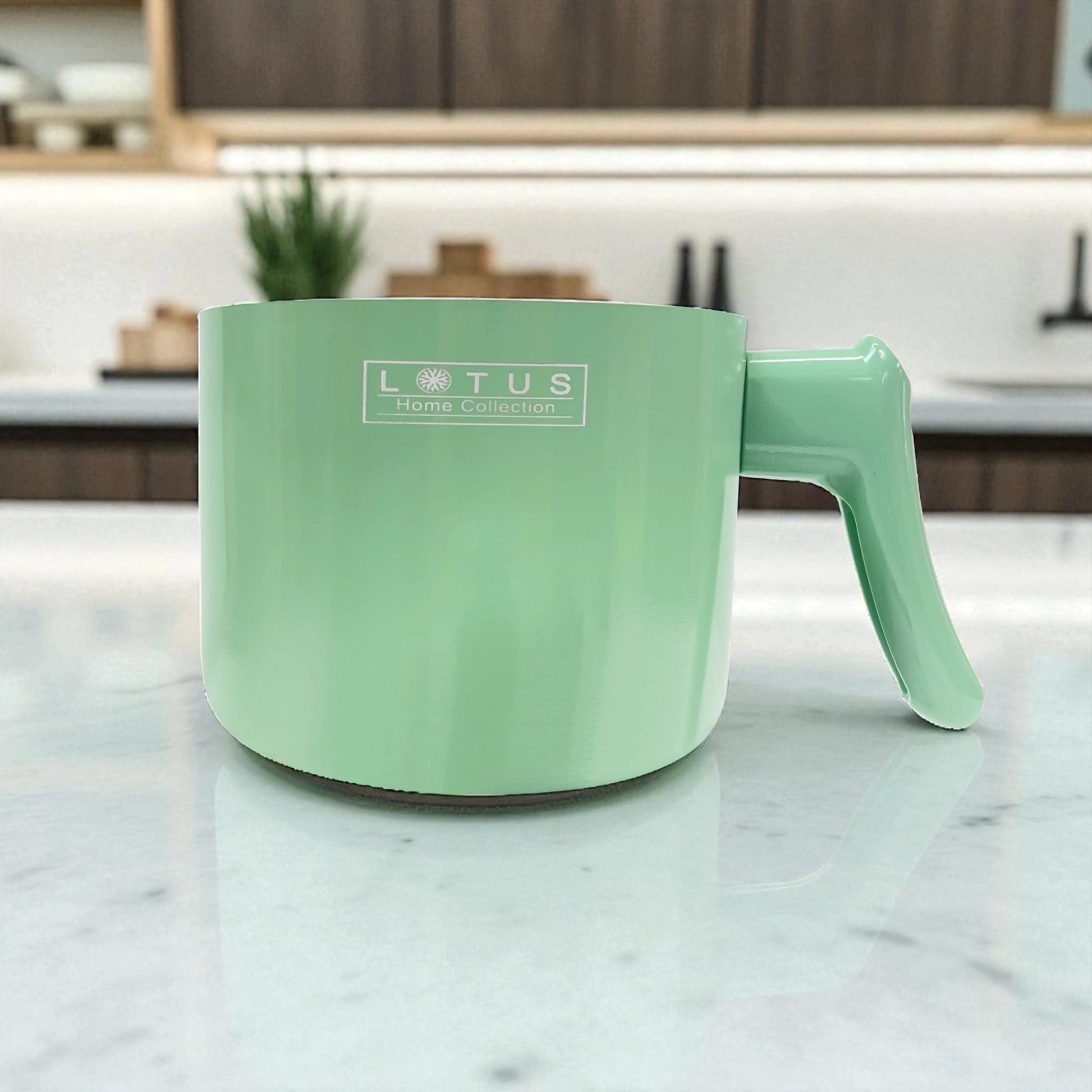 Saucera verde con interior blanco antiadherente, vista superior con mango ergonómico, ideal para salsas o leche.