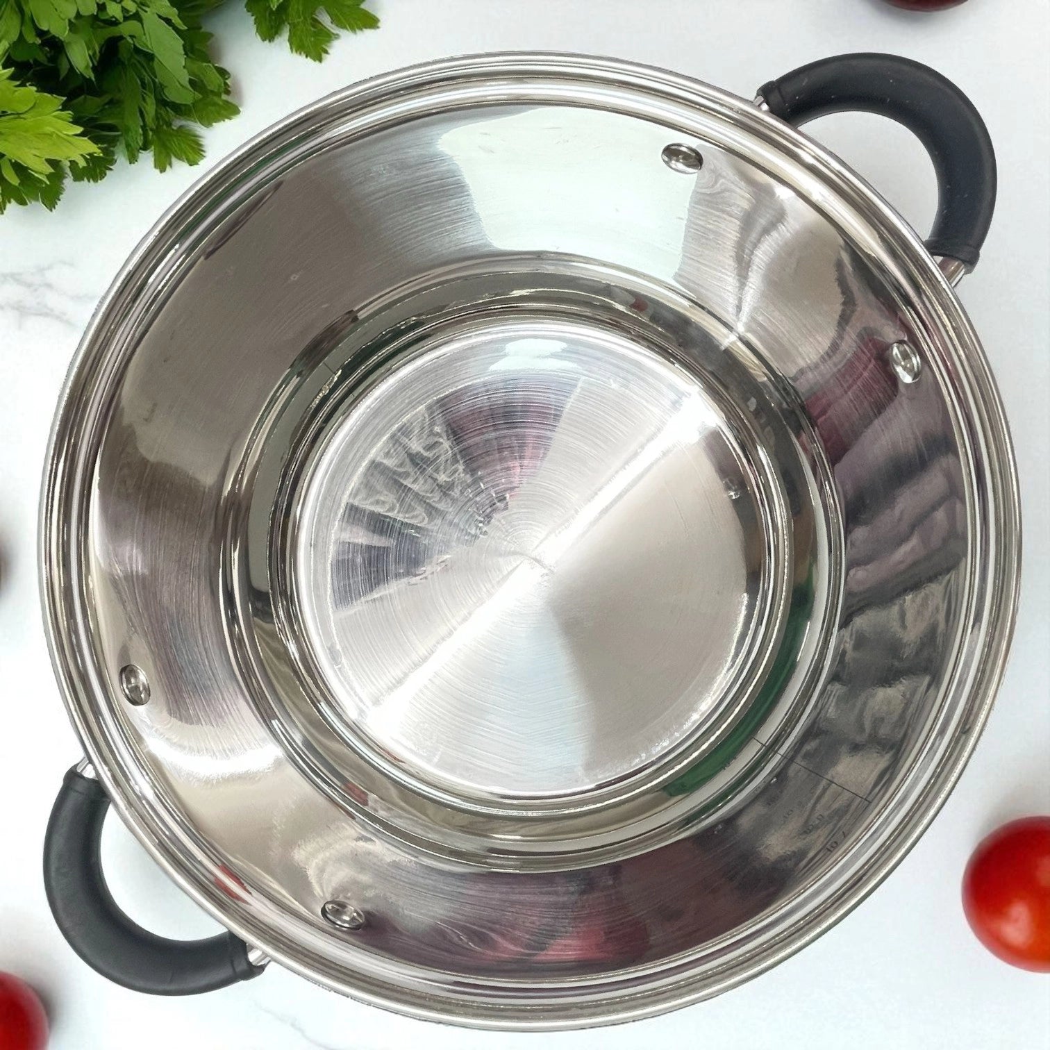 14-vista-superior-interior-olla-inoxidable-mgfr-marcas-medicion-asa-anticalorica.webp
Interior de olla MGFR vista desde arriba, acabado satinado con marcas de capacidad y asas antideslizantes negras, rodeada de zanahorias y tomates