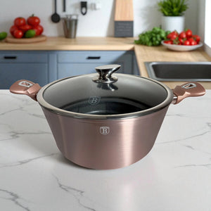 Cacerola Berlinger Haus Rosegold de 30 cm con tapa, vista frontal sobre encimera