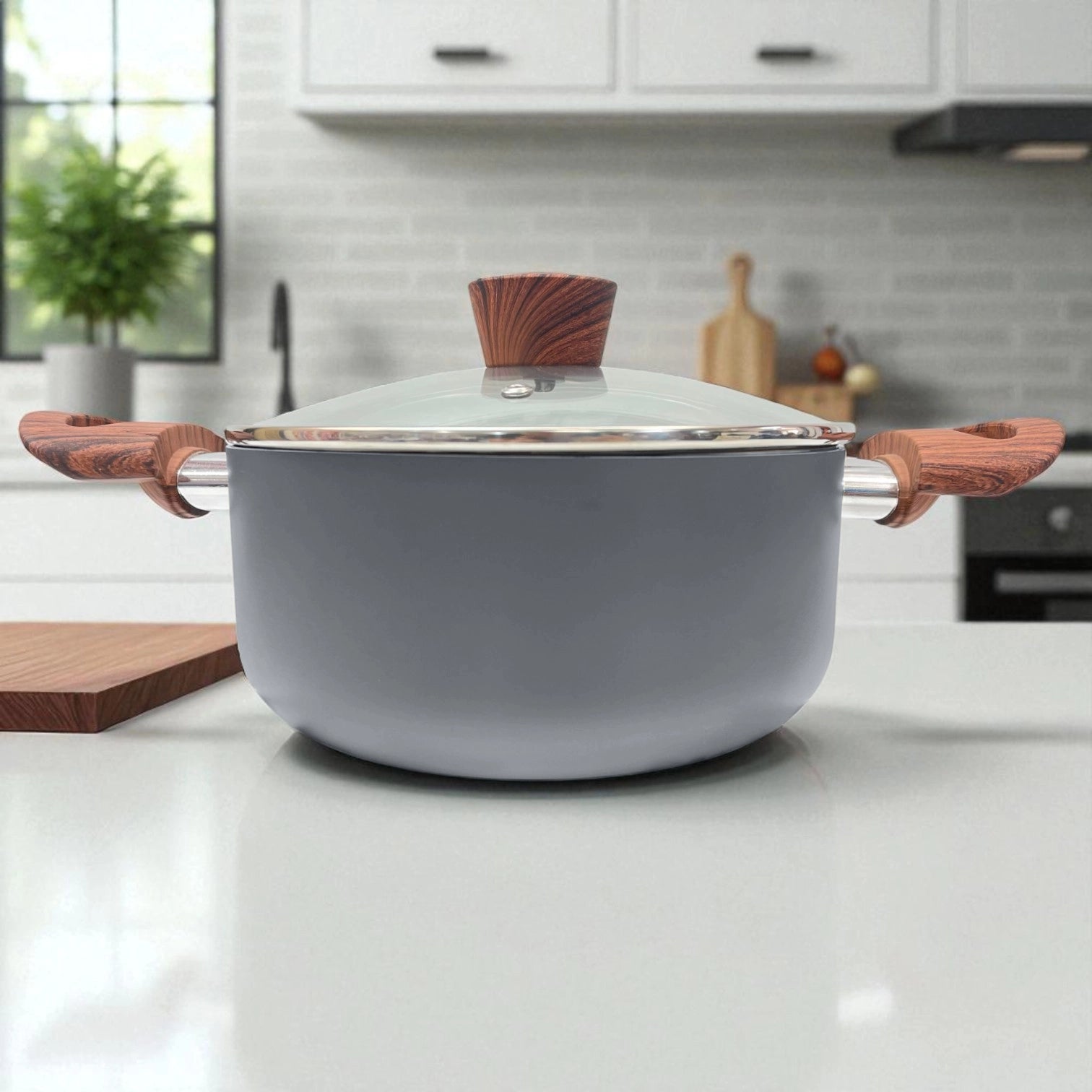 Vista frontal de la olla Proctor Silex Dutch Oven 3.6 L con tapa colocada, mostrando su diseño moderno en color gris y mangos estilo madera.