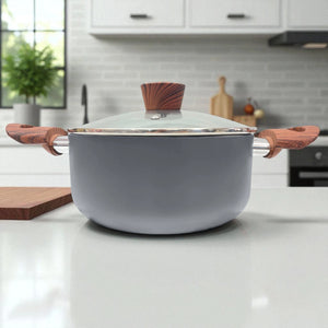 Vista frontal de la olla Proctor Silex Dutch Oven 3.6 L con tapa colocada, mostrando su diseño moderno en color gris y mangos estilo madera.