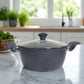 Olla grande Big Home de 24 cm con tapa de vidrio templado, asas ergonómicas y cuerpo gris mate, vista lateral.