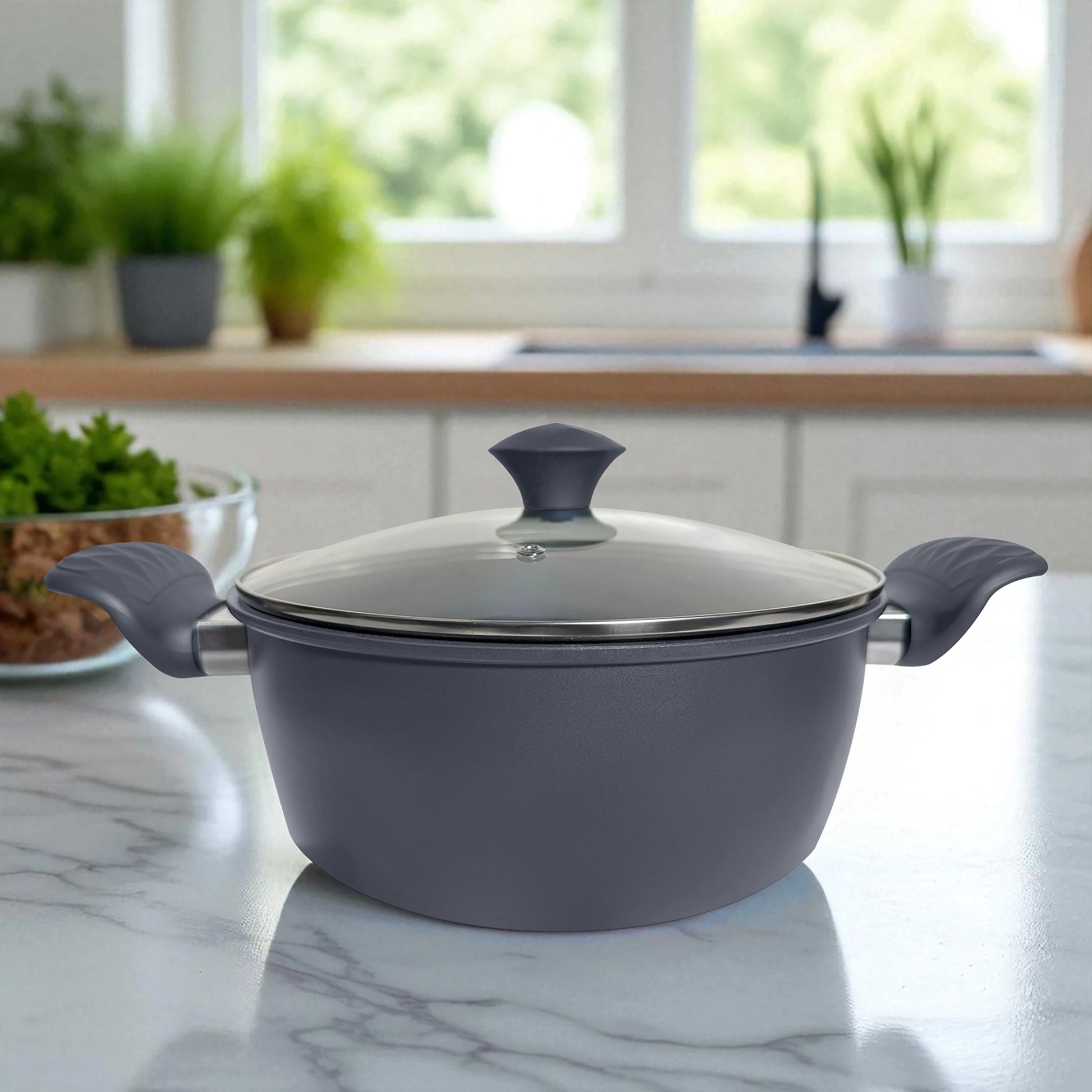 Olla grande Big Home de 24 cm con tapa de vidrio templado, asas ergonómicas y cuerpo gris mate, vista lateral.
