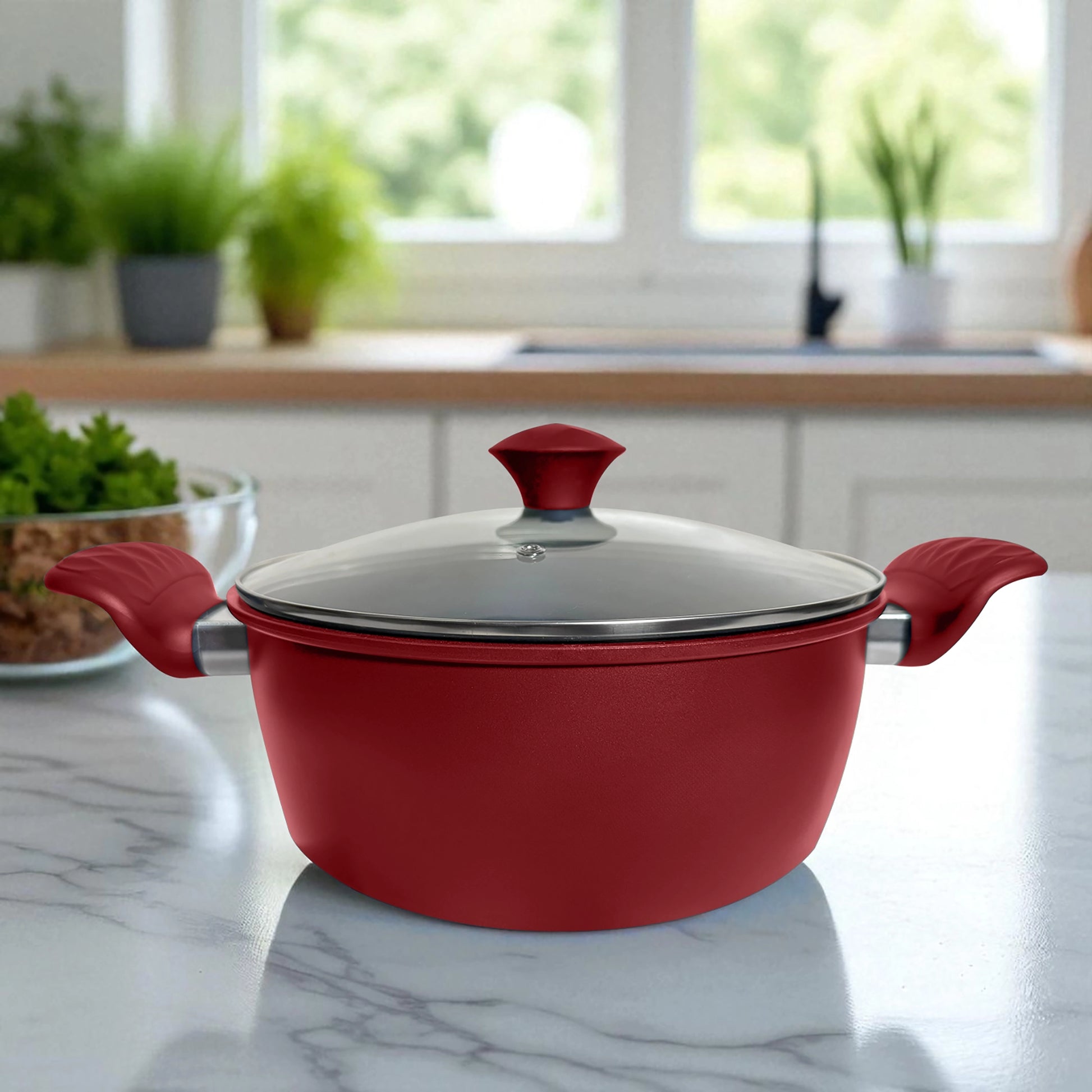 Olla grande de 24 cm BIG Home en color rojo mate con tapa de vidrio templado y asas ergonómicas, vista lateral en cocina iluminada.