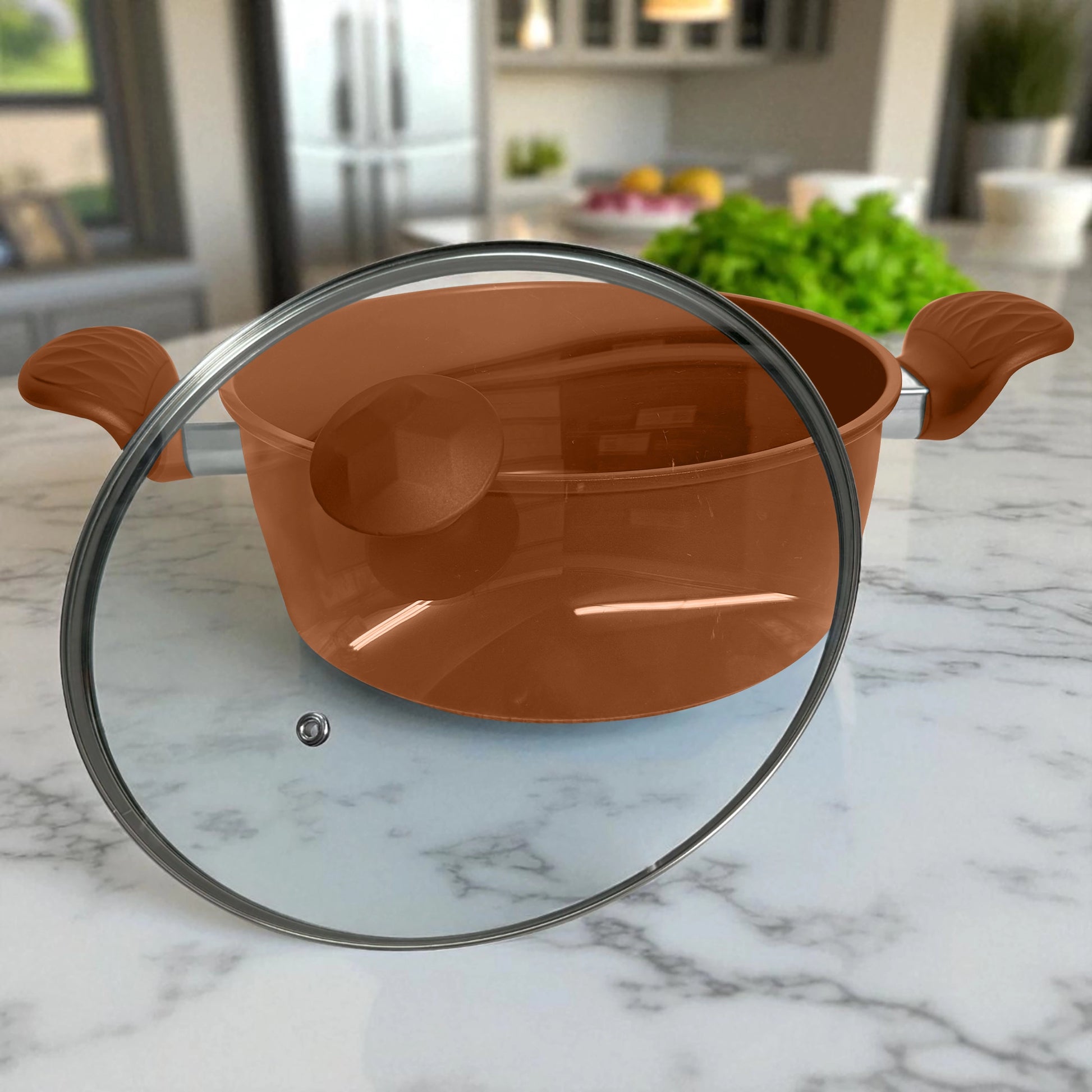 Olla mediana color bronce con tapa de vidrio semiabierta, vista diagonal en cocina moderna.