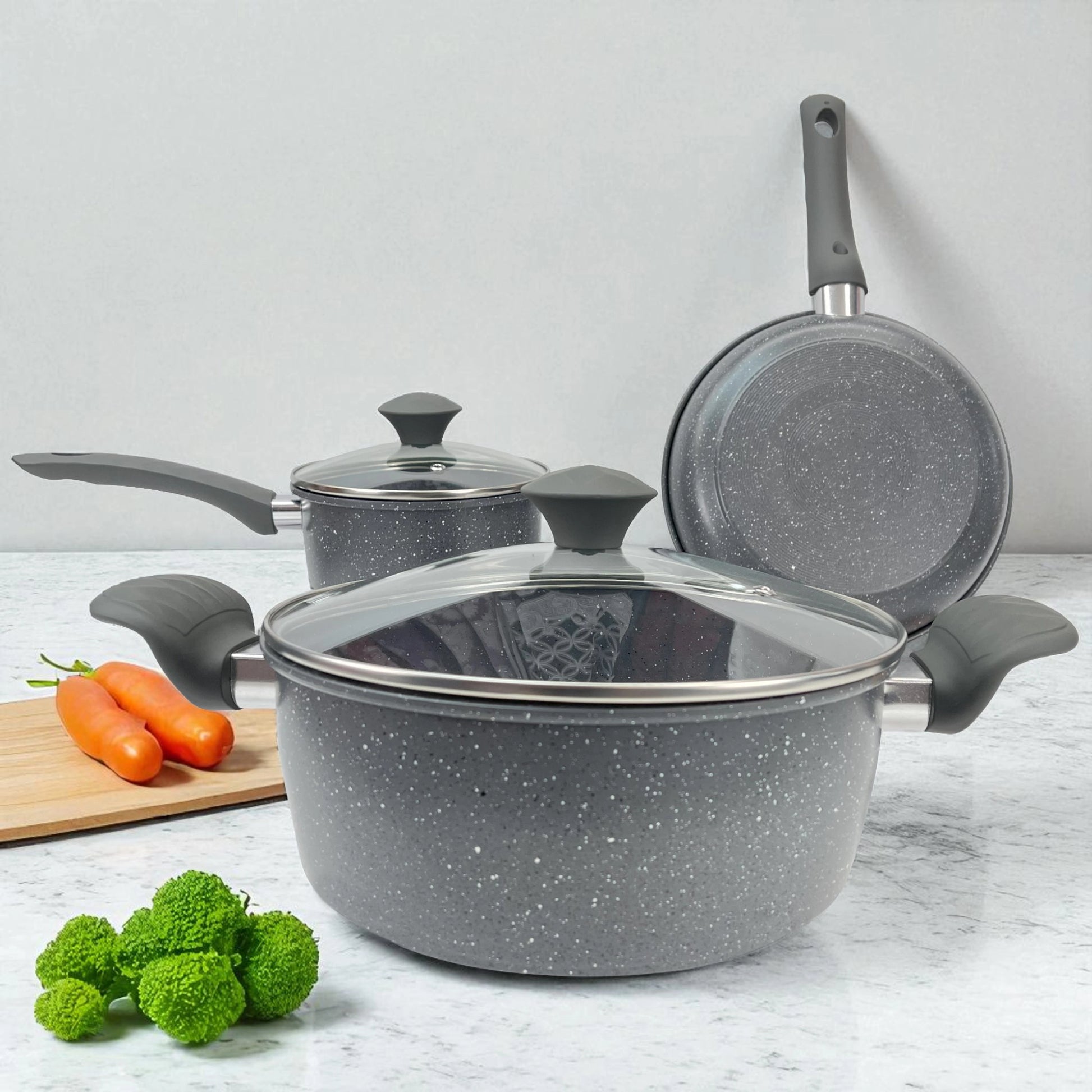Set de cocina de 5 piezas Big Home en acabado gris granito, mostrando sartén, cacerola y olla con tapas de vidrio.