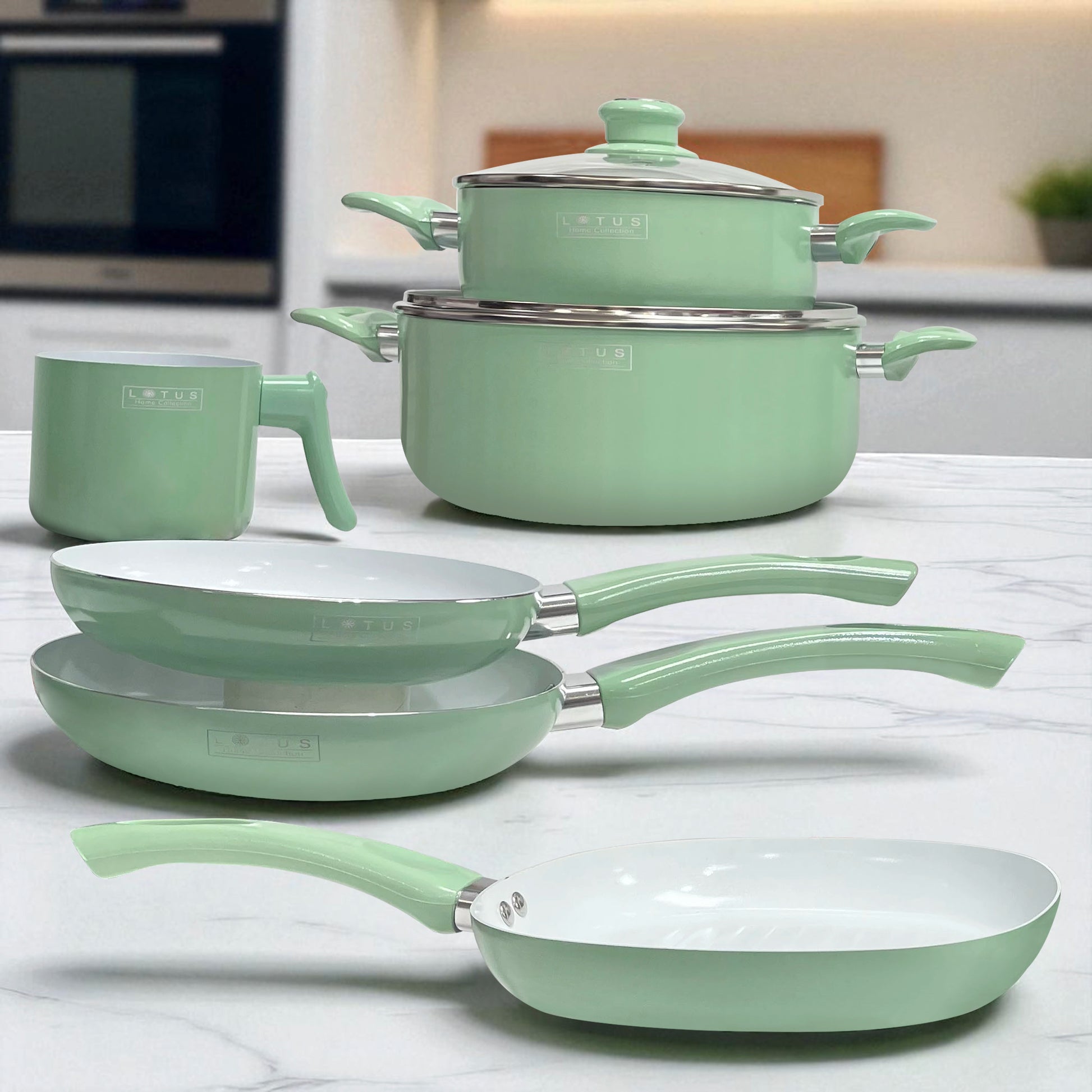 Set completo de ollas, sartenes y sartén grill color verde con interiores blancos antiadherentes, ideal para cocina moderna.