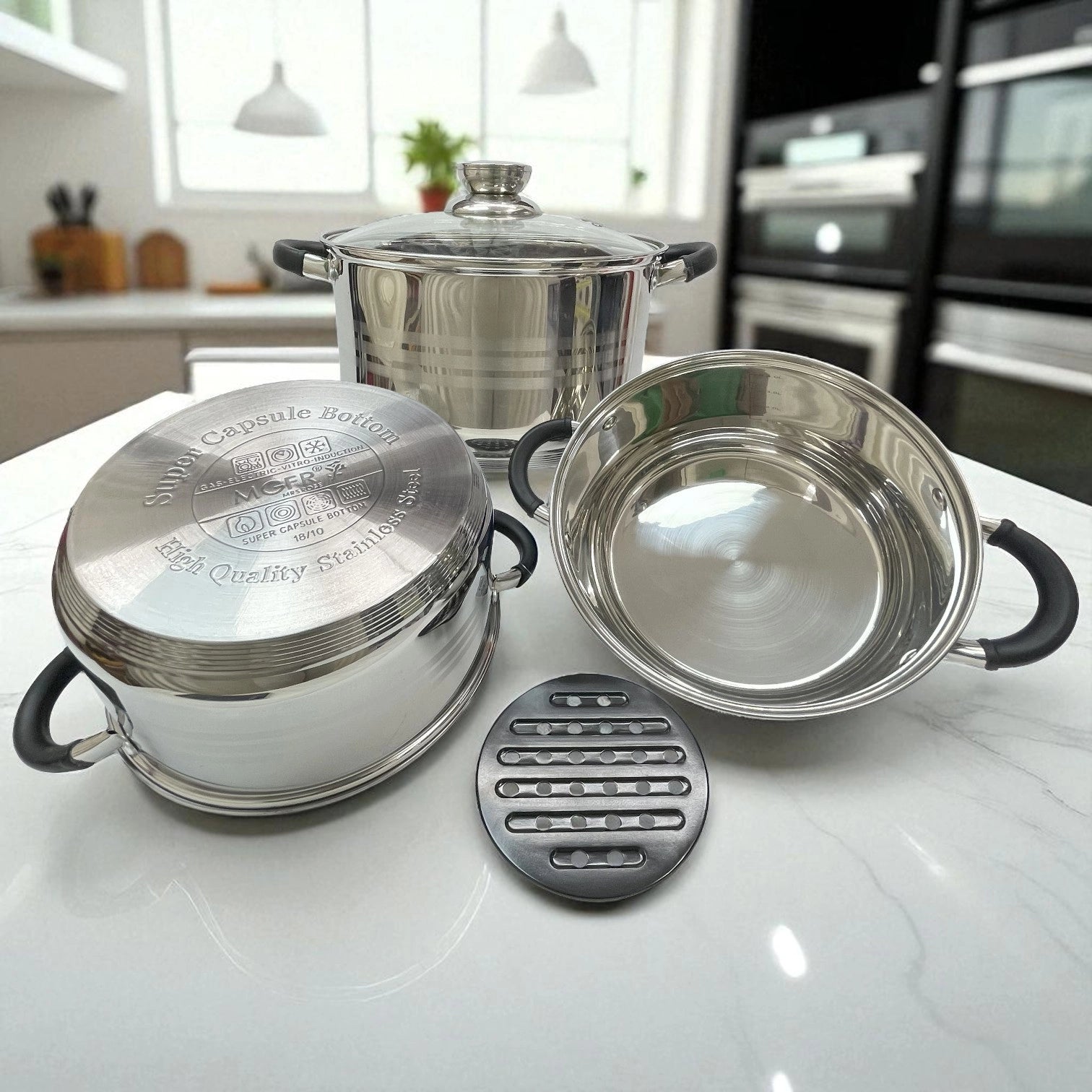 ista superior de set MGFR mostrando interior liso y brillante de una olla, junto a otra invertida revelando su base grabada compatible con cocinas de inducción