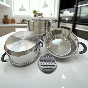 ista superior de set MGFR mostrando interior liso y brillante de una olla, junto a otra invertida revelando su base grabada compatible con cocinas de inducción