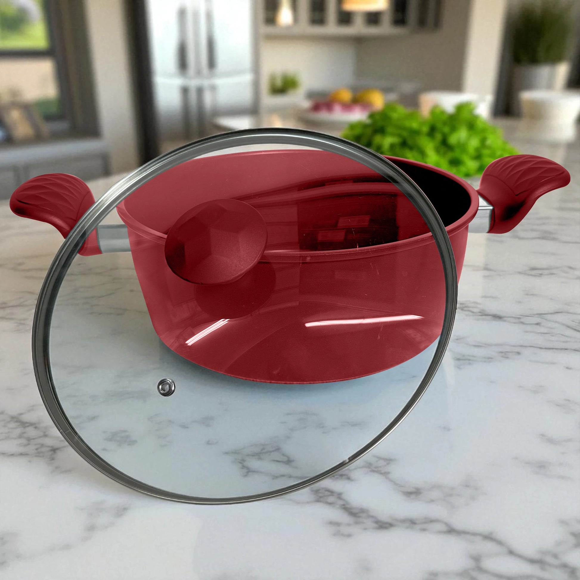 Tapa de vidrio templado con válvula de vapor del juego de ollas BIG Home color rojo, colocada frente a olla del mismo set.