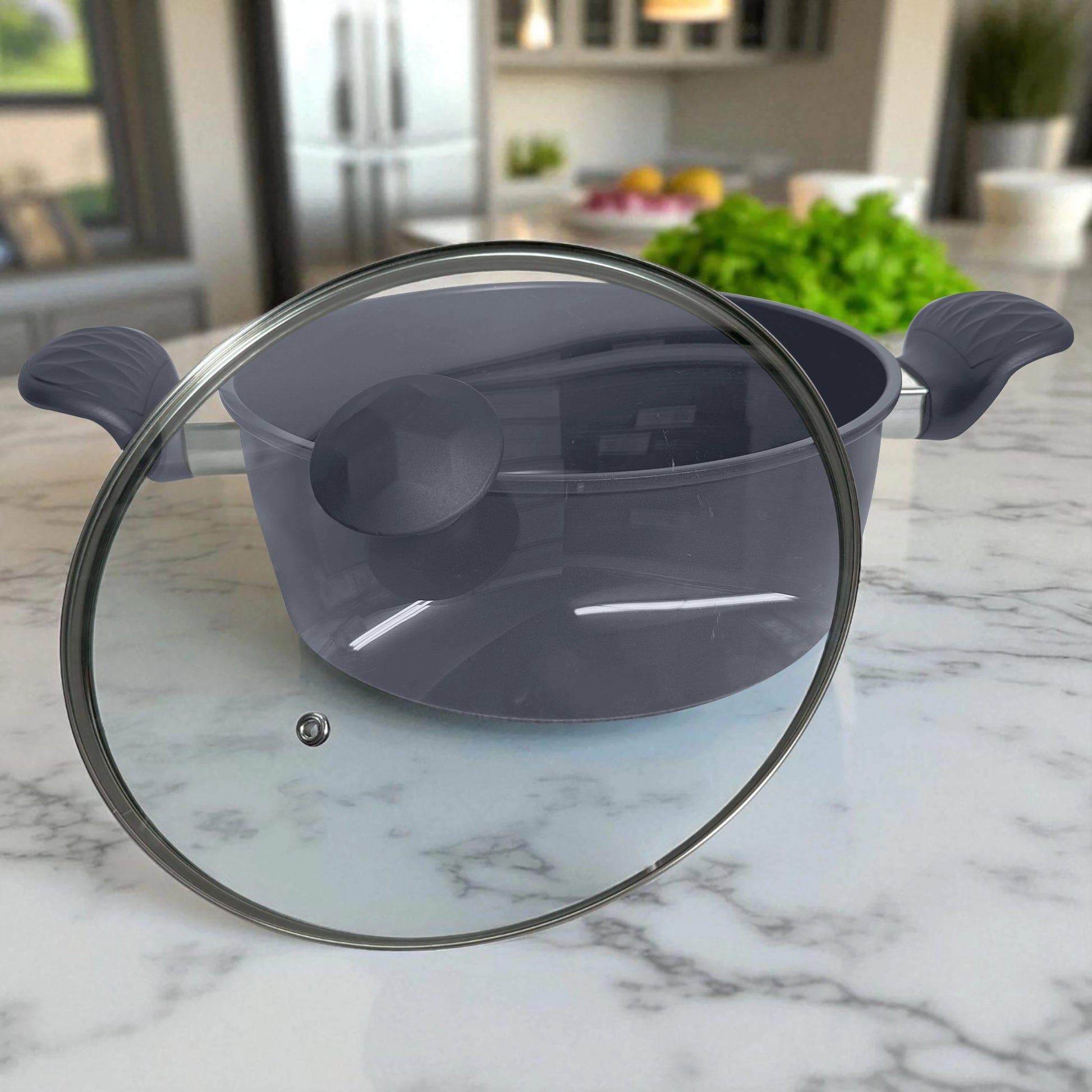 Vista detallada de tapa de vidrio templado con válvula de vapor del juego Big Home, apoyada frente a una olla gris.