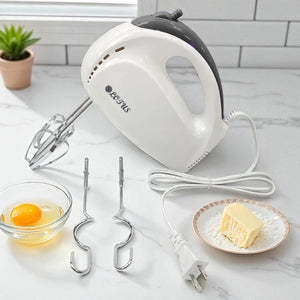 Batidora de mano Lotus blanca con negro, ganchos desmontables, huevo y mantequilla sobre mesa blanca en cocina doméstica
