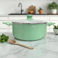 Olla grande color verde con tapa de vidrio y recubrimiento antiadherente, marca Lotus Home Collection, ideal para cocina moderna.