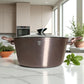 Olla Berlinger Haus Rosegold de 8 litros, vista frontal en cocina moderna con plantas