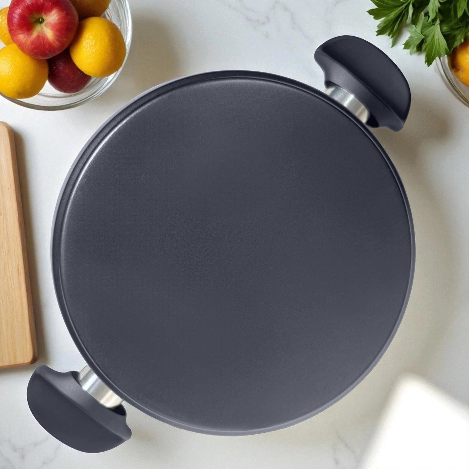Base inferior antideslizante de la olla grande Big Home de 24 cm, en tono gris mate.