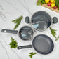 Vista superior del set de cocina Big Home de 5 piezas color gris con acabado moteado, sobre fondo blanco de mármol.