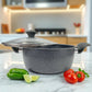 Olla grande con tapa de vidrio del set Big Home gris sobre encimera de cocina con fondo difuminado.