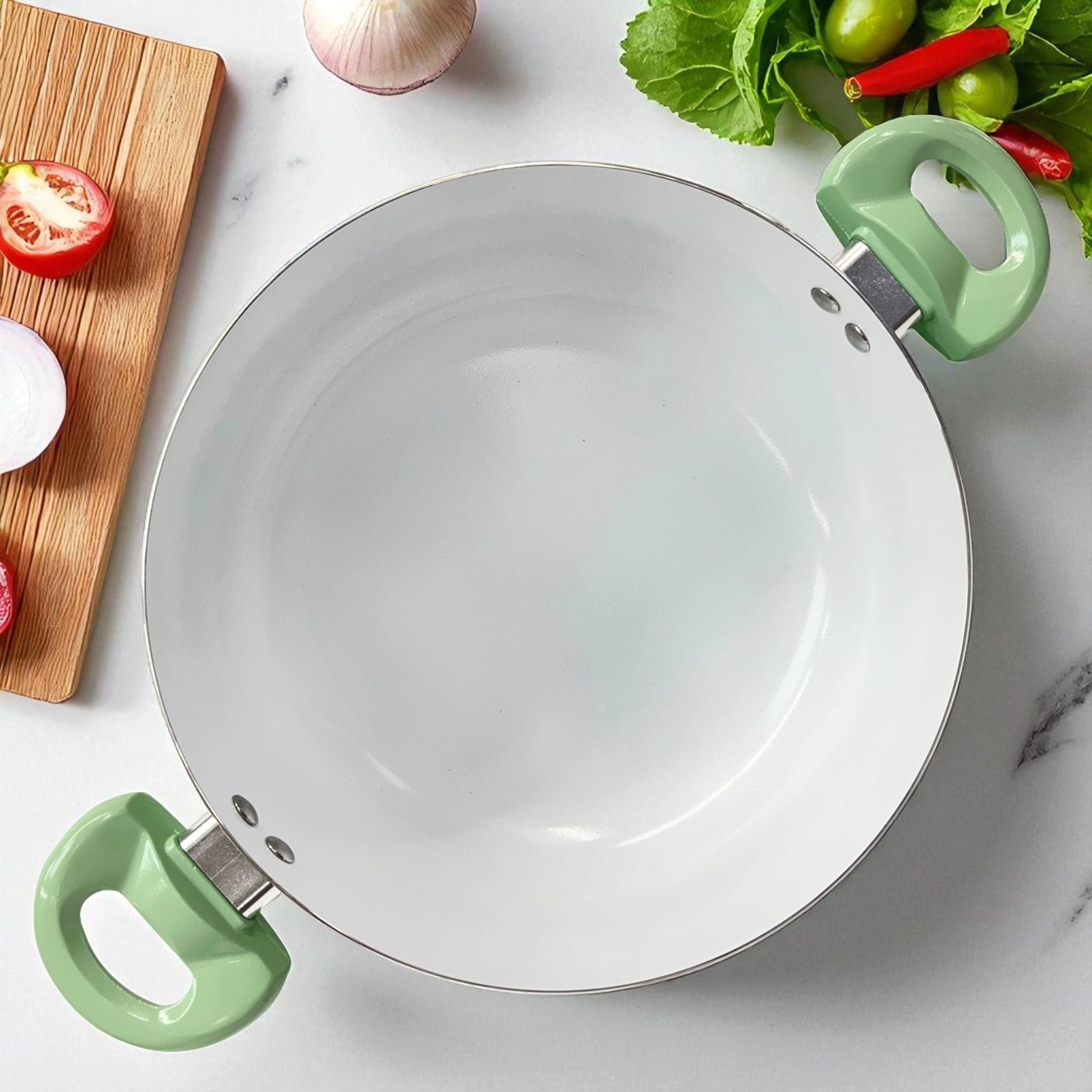 Interior antiadherente blanco de olla verde Lotus Home Collection, ideal para preparación de sopas y guisos.