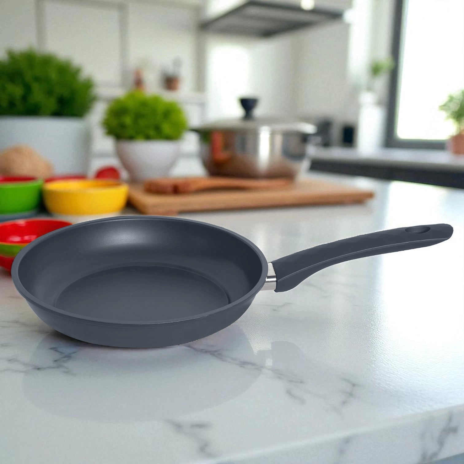 Sartén antiadherente de 14 cm Big Home con acabado tipo mármol gris mate, vista frontal sobre encimera de cocina.