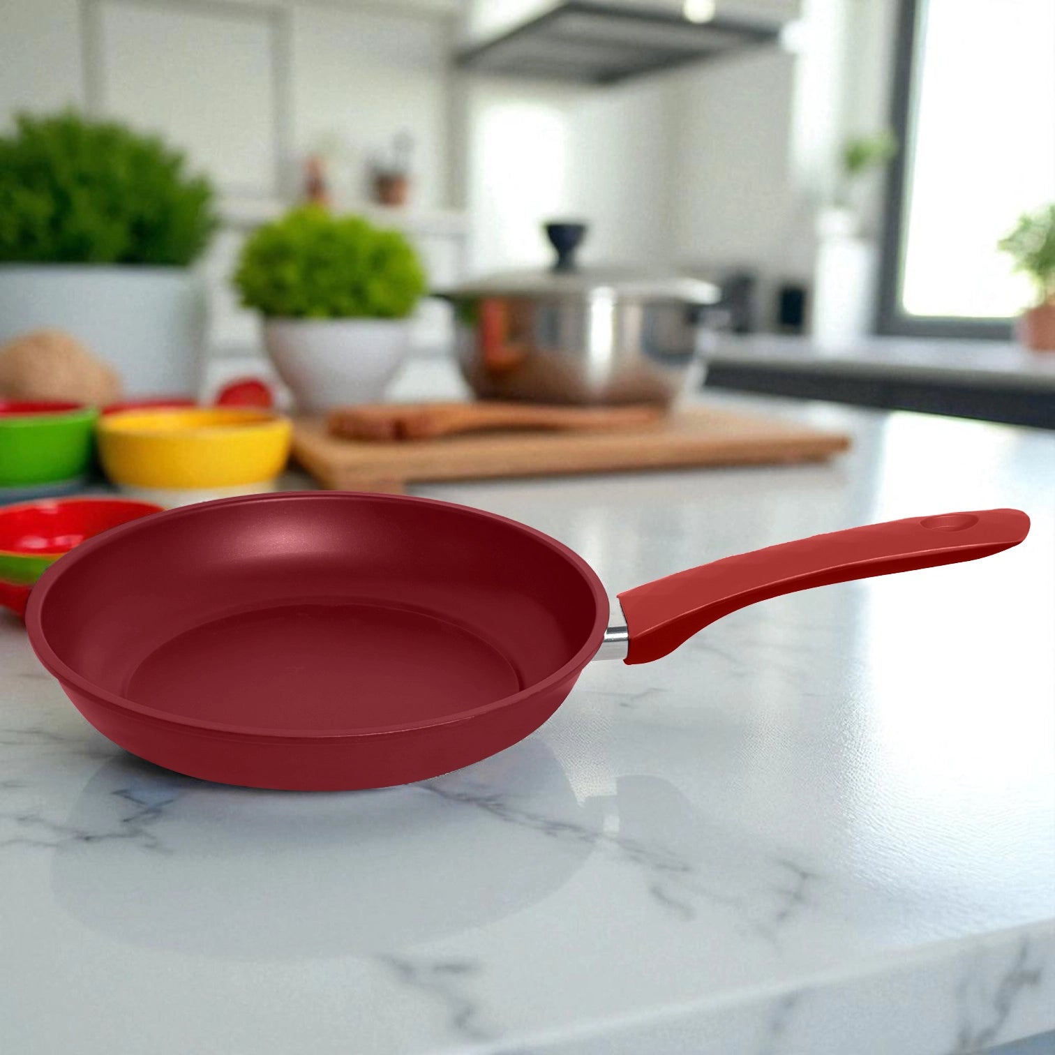 Sartén pequeño de 14 cm BIG Home, color rojo mate, visto desde el frente en cocina con fondo desenfocado.