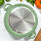 Vista inferior de olla verde con base metálica estriada compatible con estufas de inducción, marca Lotus Home Collection